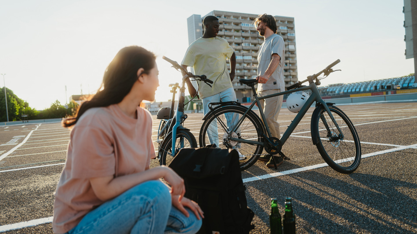 Ein Paar auf ihrer E-Bike-Tour durch die Wälder mit ihrem Trekking e-Bike